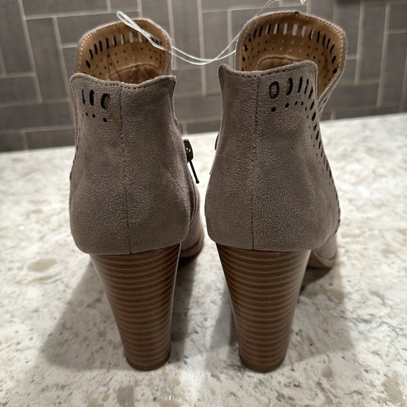 NEW~TAUPE~LASER CUT TRIM~V-CUT SIDES~3 1/2” STACKED HEELS~ CUSHIONED FOOTBED~BR - Picture 10 of 13